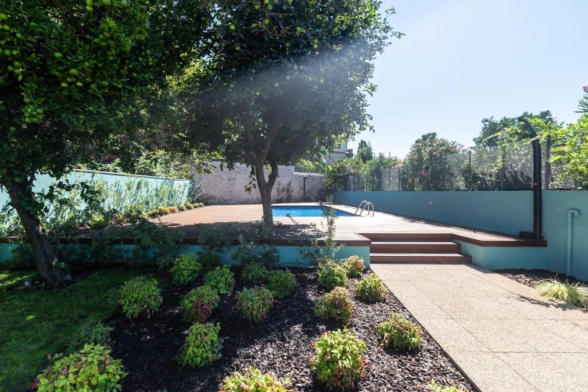 Swimming Pool House *